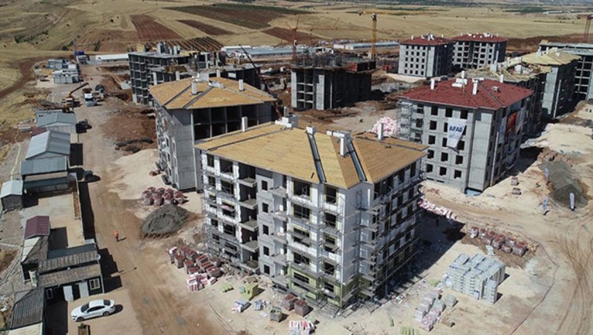 Adıyaman'da kaba inşaatı biten deprem konutlarında dış cephe çalışmalarına başlandı