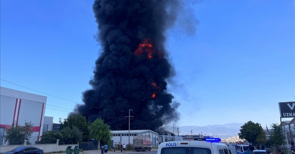 Denizli'de geri dönüşüm depolama tesisinde yangın çıktı
