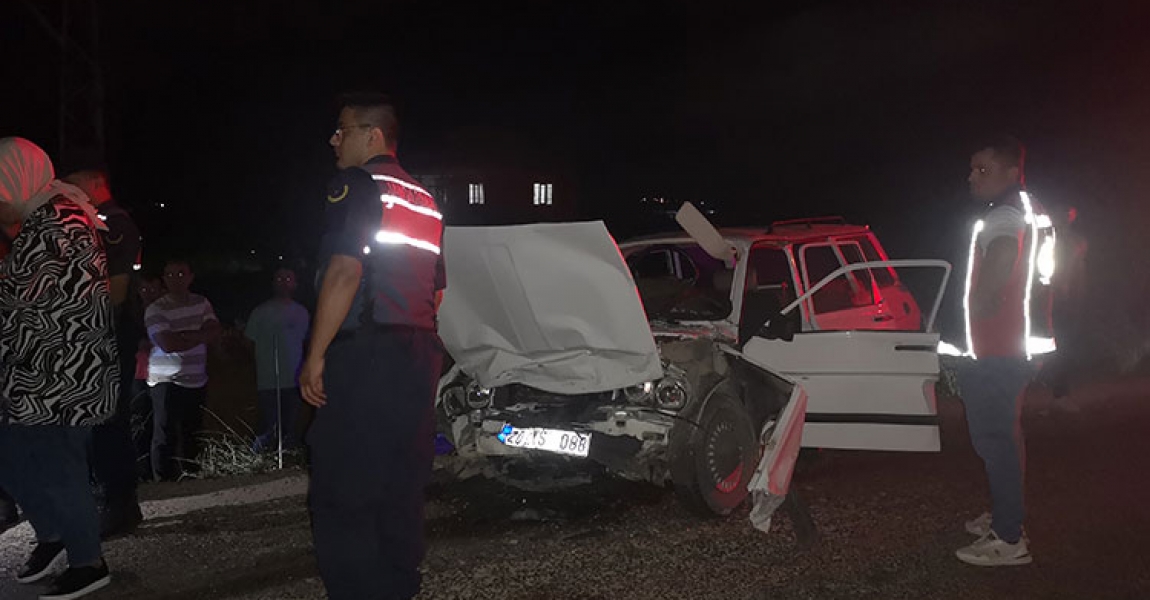 Burdur'da hafif ticari araç ile otomobilin çarpışması sonucu 2 kişi öldü