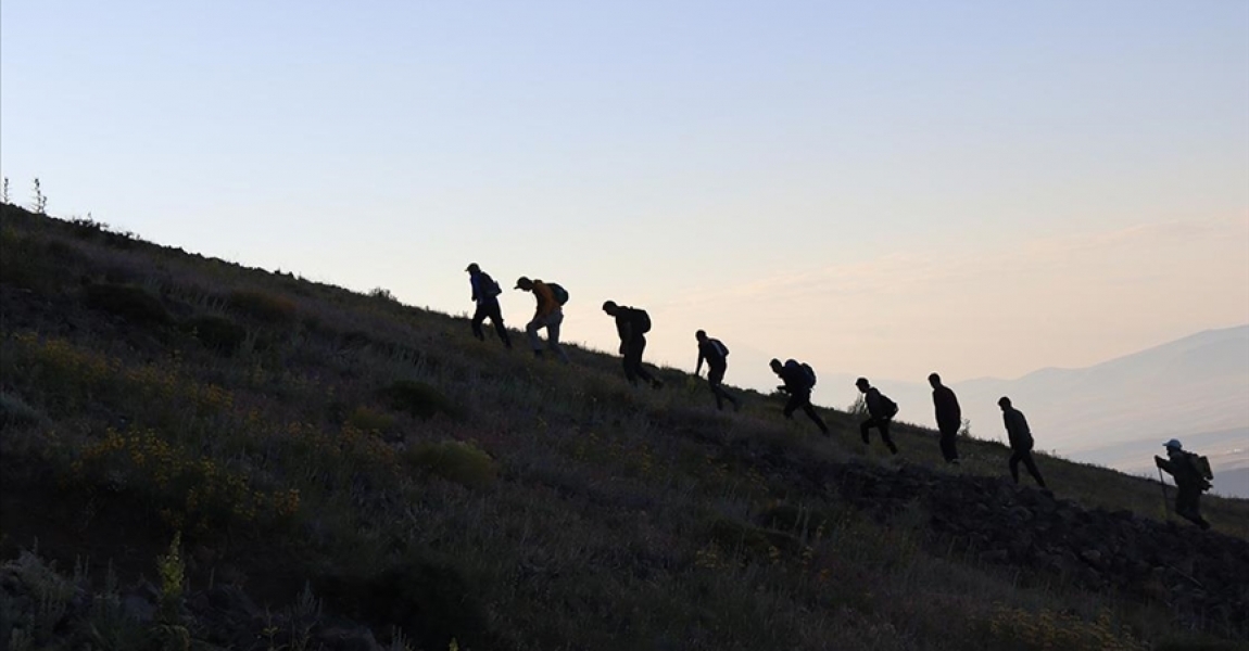 Iğdırlı dağcılar 15 Temmuz şehitleri için 2 bin 550 rakımlı Tekelti Dağı'na tırmandı