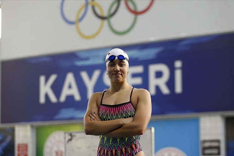 Dünya Gençler Yüzme Şampiyonası'nda 2. olan Mehlika gözünü olimpiyatlara dikti
