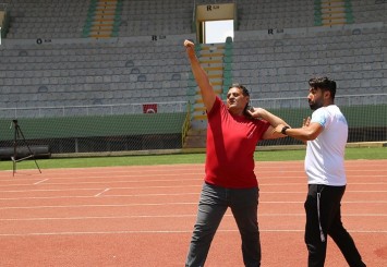 Şanlıurfalı görme engelli Mustafa Gezen gülle atma sporuyla sosyalleşti