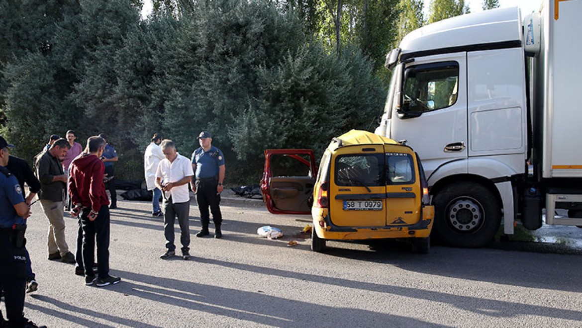 Sivas'ta taksinin kamyonla çarpıştığı kazada 4 kişi öldü