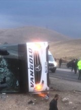 Sivas'ta yolcu otobüsü devrildi