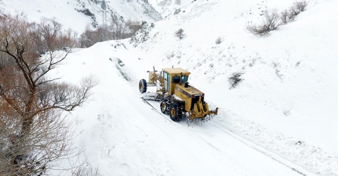 Erzurum'da karla mücadele çalışmaları nisanda da devam ediyor