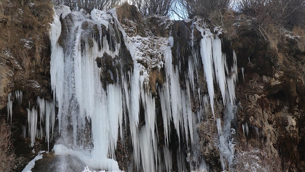 Erzincan'daki Girlevik Şelalesi'nde buz sarkıtları oluştu