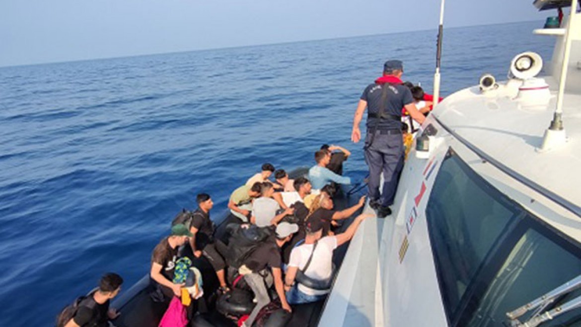 İzmir açıklarında 91 düzensiz göçmen kurtarıldı, 20 düzensiz göçmen yakalandı