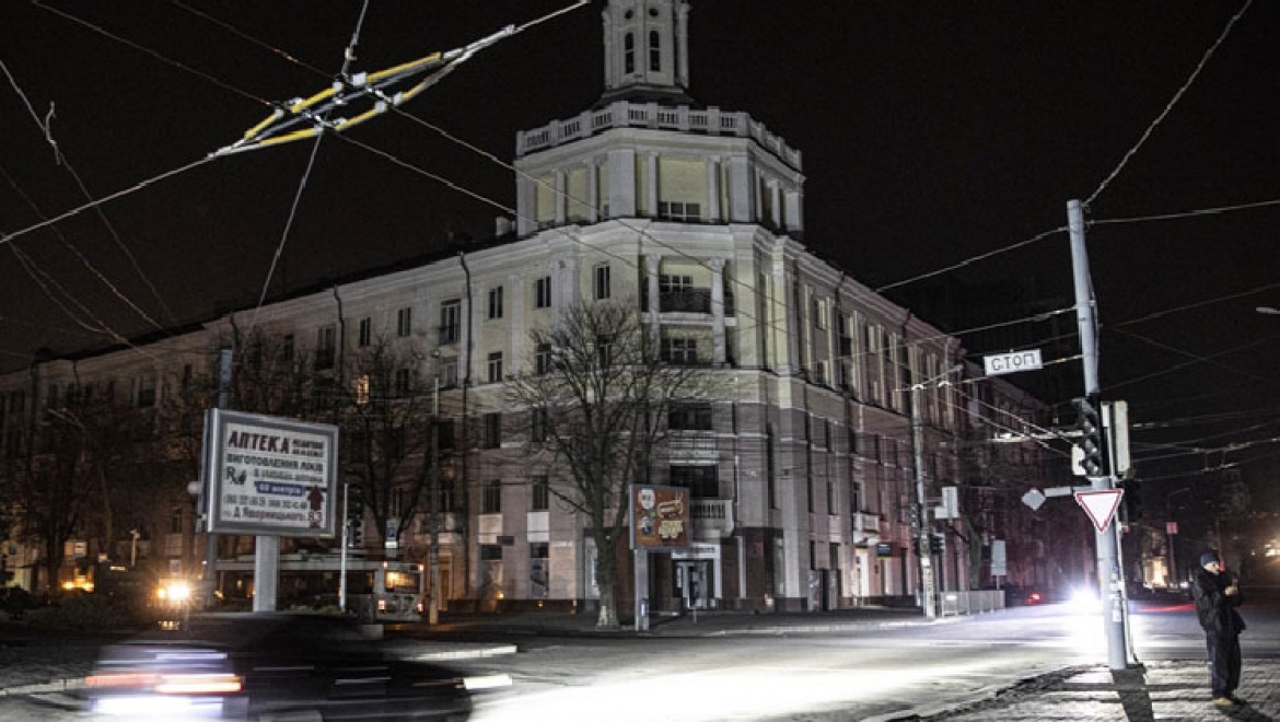 Rus saldırıları nedeniyle altyapısı zarar gören Ukrayna'da birçok bölge karanlığa teslim oldu