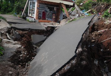 Endonezya'daki depremde hayatını kaybedenlerin sayısı 271'e yükseldi