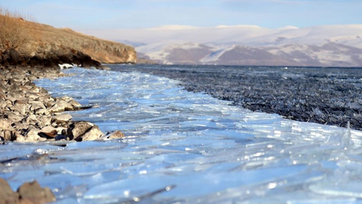 Çıldır Gölü'nde dalgaların ince buz tabakalarını kırıp kıyıya sürüklemesi görsel şölene dönüşüyor