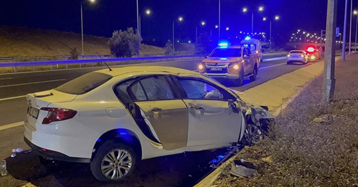 Adana'da devrilen otomobildeki 4 kişi yaralandı