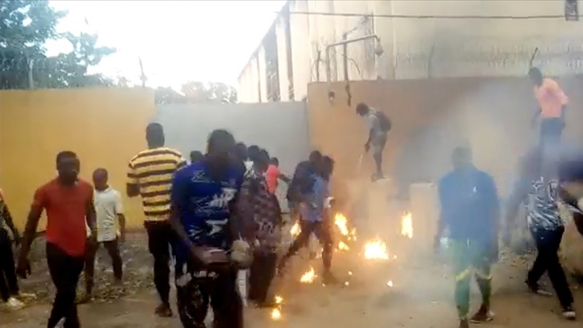 Burkina Faso'da darbe yanlısı göstericiler Fransız Büyükelçiliğine saldırdı