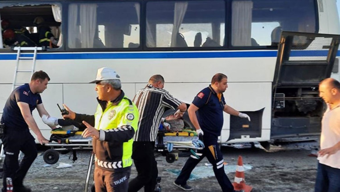 Manisa'da işçi otobüsü ile kamyonun çarpıştığı kazada ölü sayısı 2'ye yükseldi