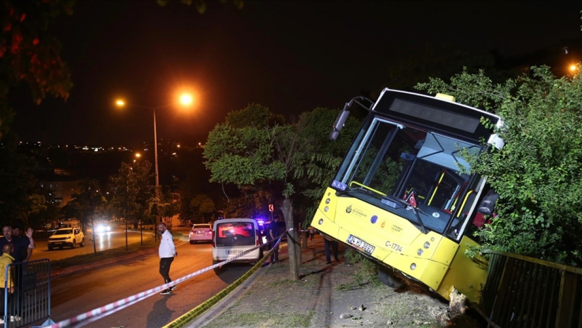Beykoz'da freni boşalan park halindeki İETT otobüsü evin bahçesine düştü