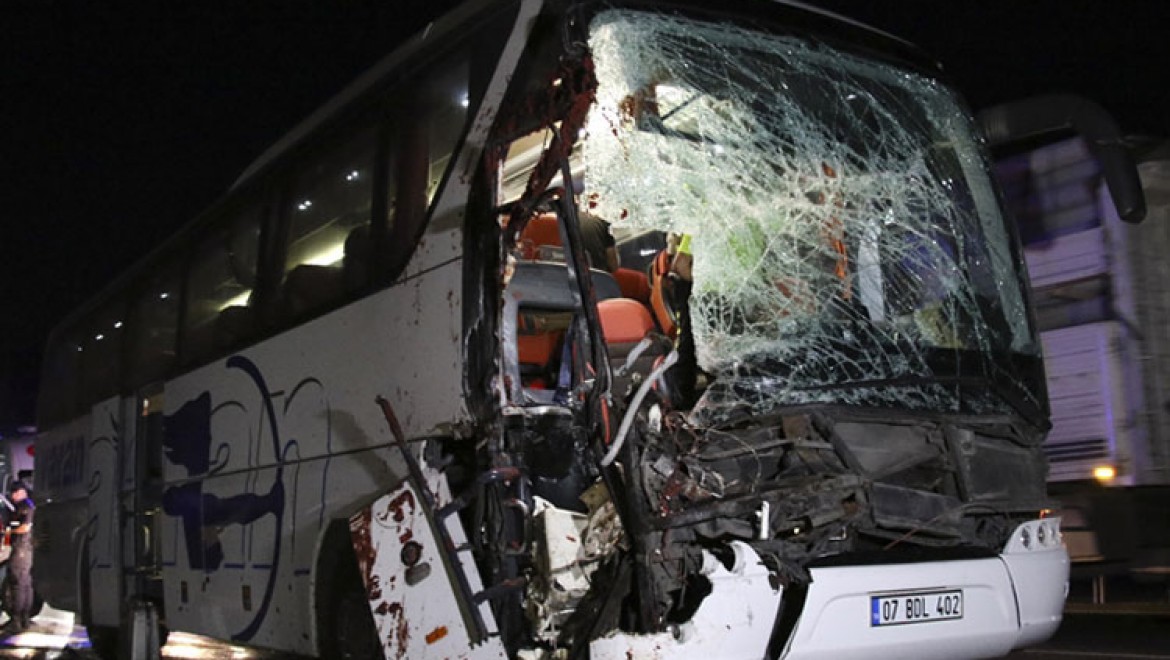 Uşak'ta yolcu otobüsü tıra arkadan çarptı
