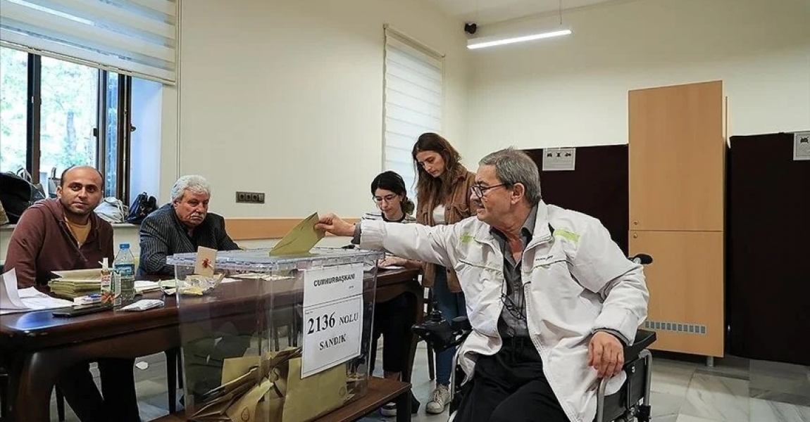 Darülaceze sakinleri kurum içinde kurulan sandıklarda oy kullanıyor