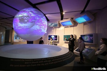 Gökmen Uzay ve Havacılık Eğitim Merkezi ziyaretçilerini adeta uzayın derinliklerine götürüyor